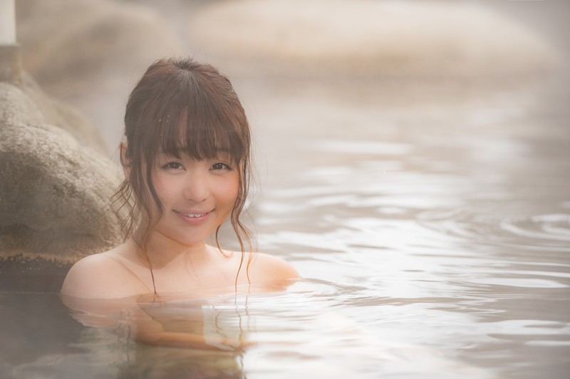 温泉に入っている女性